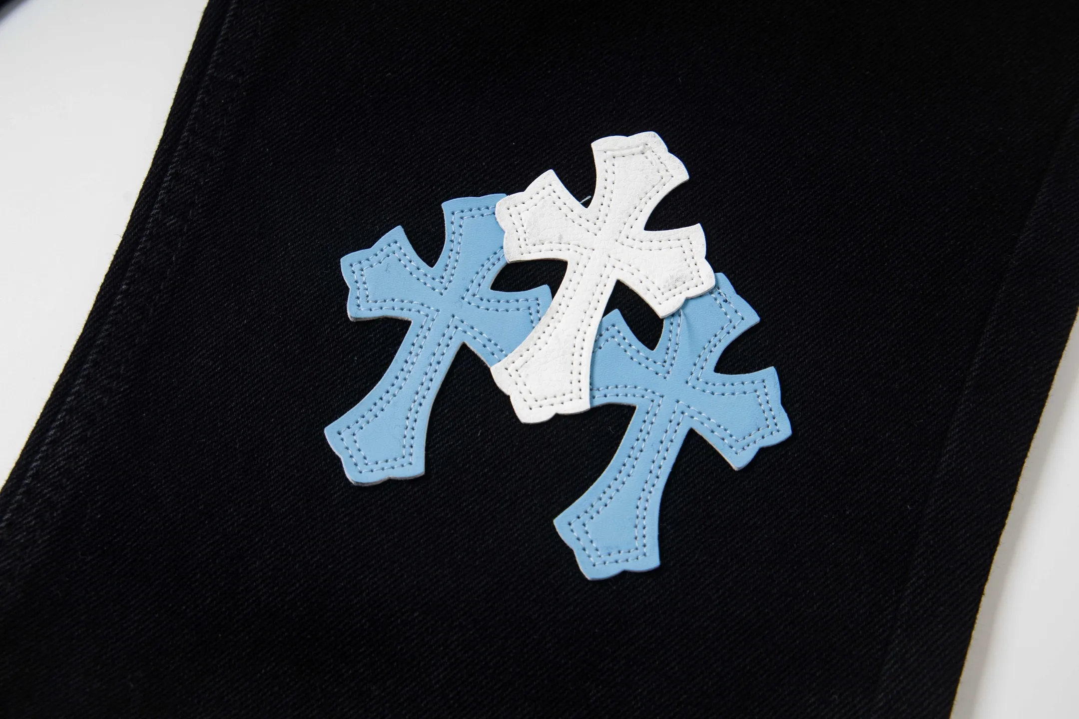 P260 Chrome Hearts Black Pants, Sanskrit Blue and White Multi-Leather Jeans. CH jeans need to be washed and then disassembled and hand-stitched with sheepskin cross leather and then spliced ​​together. The whole piece has too many craftsmanship to explain. The patchwork is decorated with cross patterns and the high-waisted washed jeans! ! Absolutely high-end luxury products, god-level single products and super popular products, made with top heavy industry, a must-see magic weapon. Customized hardware. The fabric is thick and soft after washing. It has good breathability. Customized small leather label. Unique design. The details are simple and elegant, and the workmanship is exquisite. The entire trousers are neatly routed and the details are in place! It’s so cool that both men and women can easily control the genderless trend! Style number: 1801# Color: black Size: 28 30 32 34